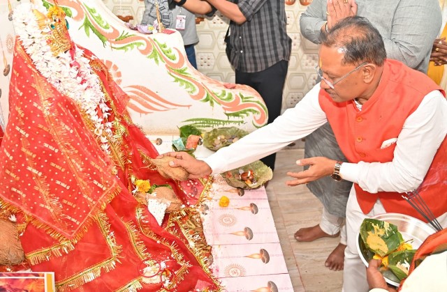 बसंत पंचमी पर्व पर मुख्यमंत्री विष्णु देव साय मां शारदा धाम पहुंचे, सरस्वती मंदिर में पूजा अर्चना कर प्रदेशवासियों की सुख-समृद्धि और खुशहाली की कामना की