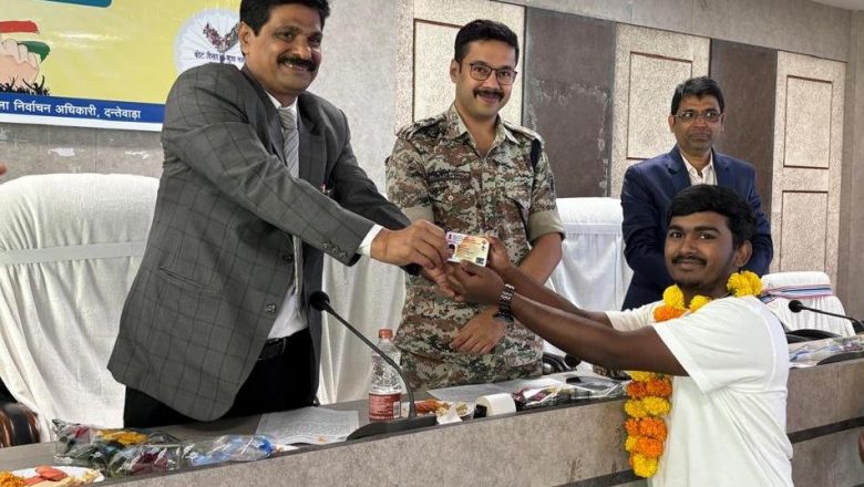 राष्ट्रीय मतदाता दिवस पर नए युवा मतदाताओं को मिला ईपिक कार्ड, लोकतंत्र को मजबूती प्रदान करने सक्रिय सहभागिता निभाने की अपील