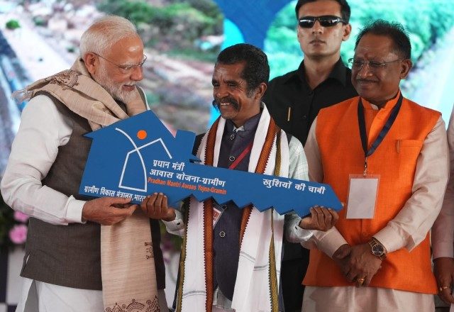 ‘पक्का मकान बन गया है?’-प्रधानमंत्री मोदी के सवाल पर मुस्कराए दल्लु राम बैगा, कहा-“हां, बन गया है”