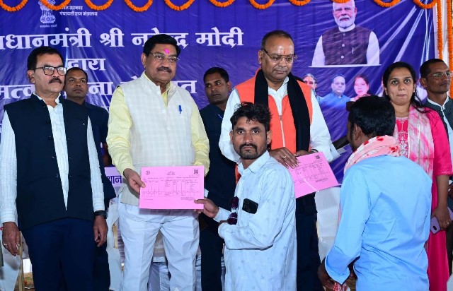 pm-modi-distrubutes-cards-2025.jpg