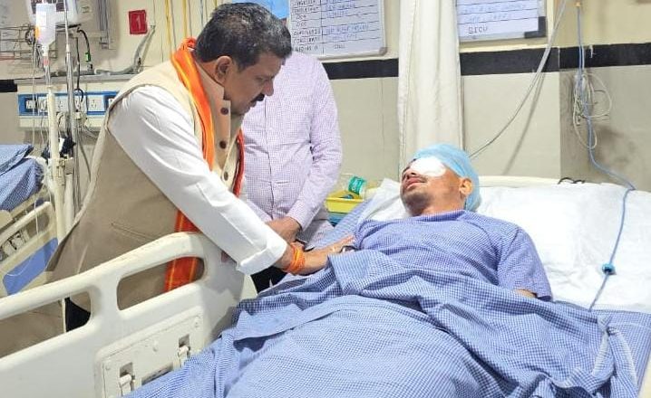 उपमुख्यमंत्री विजय शर्मा ने माओवादी हमले में घायल जवानों से की मुलाकात, उनके शीघ्र स्वस्थ होने की कामना की