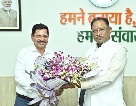 मुख्यमंत्री विष्णु देव साय से एसईसीएल के नवनियुक्त सीएमडी हरीश दुहन ने की सौजन्य भेंट