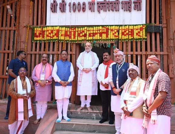 केन्द्रीय गृह मंत्री अमित शाह ने मुख्यमंत्री विष्णुदेव साय के साथ मां दंतेश्वरी की पूजा-अर्चना की