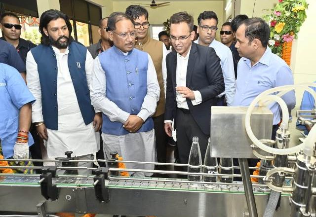 मुख्यमंत्री विष्णुदेव साय ने किया ‘झरिया’ एल्कलाइन वॉटर बॉटलिंग प्लांट का शुभारंभ, मोबाइल ऐप व वेबपोर्टल किया लॉन्च