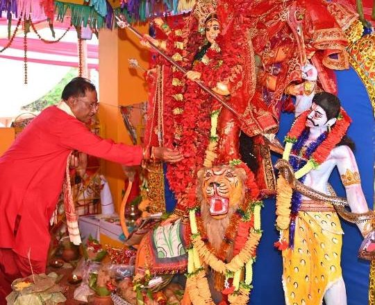 मुख्यमंत्री श्री विष्णु देव साय ने की मां दुर्गा की पूजा अर्चना, धर्मपत्नी कौशल्या साय के साथ कन्याओं को कराया भोजन, प्रदेशवासियों की खुशहाली की कामना