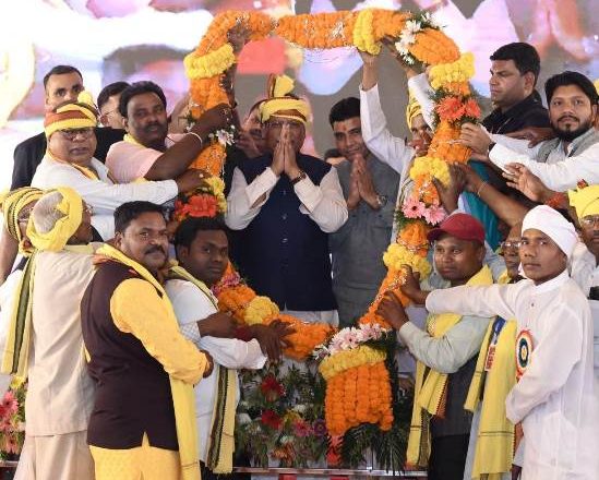 मुख्यमंत्री की उपस्थिति में जुड़े रिश्ते और संवरे भविष्य : नवविवाहितों को मिला आशीर्वाद, सामुदायिक भवन की मिली सौगात, कोचिंग सुविधा के लिए हुआ एमओयू