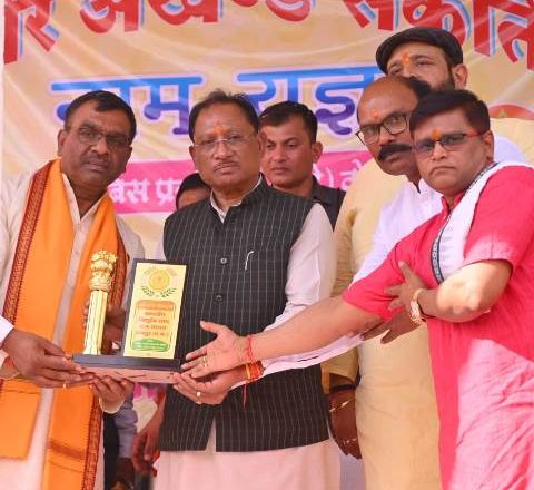 मुख्यमंत्री विष्णुदेव साय श्री हरि अखंड संकीर्तन नाम यज्ञ में हुए शामिल: वृंदावन भवन के विस्तार के लिए 50 लाख रुपए देने की घोषणा