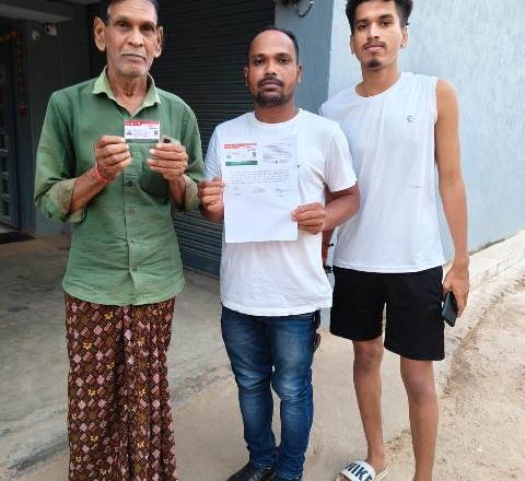 सुशासन तिहार 2025: महज 24 घंटे के भीतर मनोहर सिंह पटेल को हाथ में मिला आयुष्मान कार्ड