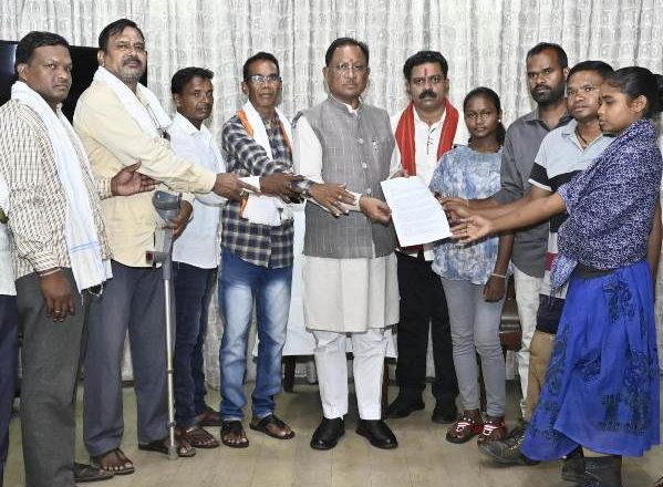 मुख्यमंत्री की पहल से छत्तीसगढ़ के बर्खास्त बीएड शिक्षकों के जीवन में लौटी खुशियाँ: 26 सौ से अधिक युवाओं के भविष्य को सुरक्षित करने का ऐतिहासिक निर्णय