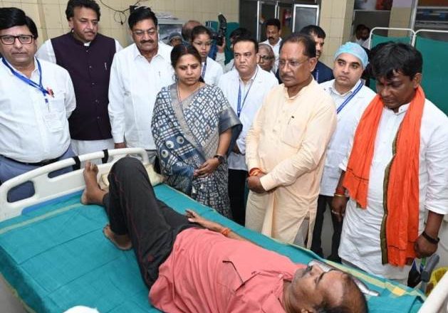 मुख्यमंत्री विष्णुदेव साय ने जिला अस्पताल का किया औचक निरीक्षण: मरीजों से की आत्मीय बातचीत