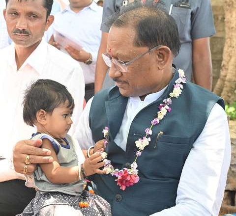 पीएम आवास योजना की हितग्राही अमरौतीन साहू के अतिथि बने मुख्यमंत्री: छत्तीसगढ़िया अंदाज में परिवारजनों ने किया स्वागत