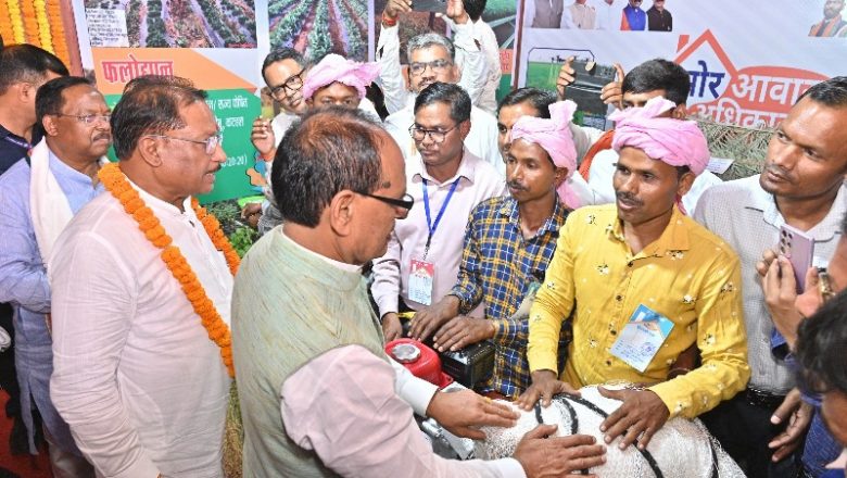 केन्द्रीय मंत्री ने मुख्यमंत्री को सौंपा 3 लाख 700 पीएम आवासों का स्वीकृति पत्र: नवनिर्मित 51 हजार प्रधानमंत्री आवास योजना के हितग्राहियों का कराया गृह प्रवेश