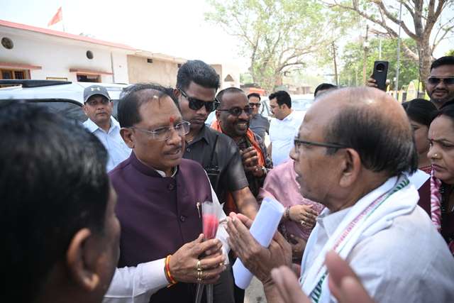 सुशासन तिहार 2025″ के अंतर्गत मुख्यमंत्री विष्णुदेव साय का आकस्मिक दौरा: सक्ती जिले के करिगांव में अचानक पहुँचकर ग्रामवासियों को किया आश्चर्यचकित