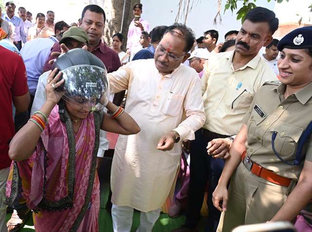 sushasan-tihar-helmet-prachar-202.jpeg