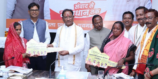 रायपुर : मुख्यमंत्री ने बिरहोर महिलाओं को सौंपी पक्के आवास की चाबी