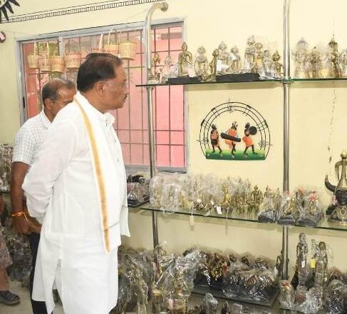 रायपुर : मुख्यमंत्री साय का शिल्प नगरी कोंडागांव के शबरी एंपोरियम पहुंचे