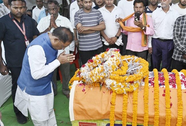 रायपुर: मुख्यमंत्री विष्णुदेव साय ने शहीद एएसपी श्री आकाश राव गिरपुंजे के निवास पहुंचकर दी श्रद्धांजलि