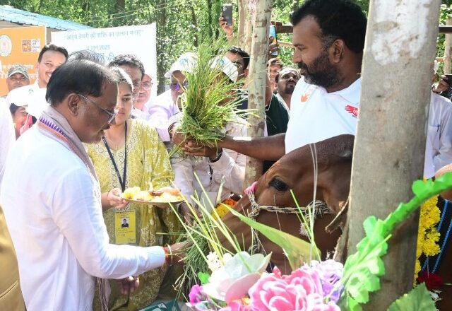 रायपुर : मुख्यमंत्री ने दुधारू पशु प्रदाय योजना का किया शुभारंभ