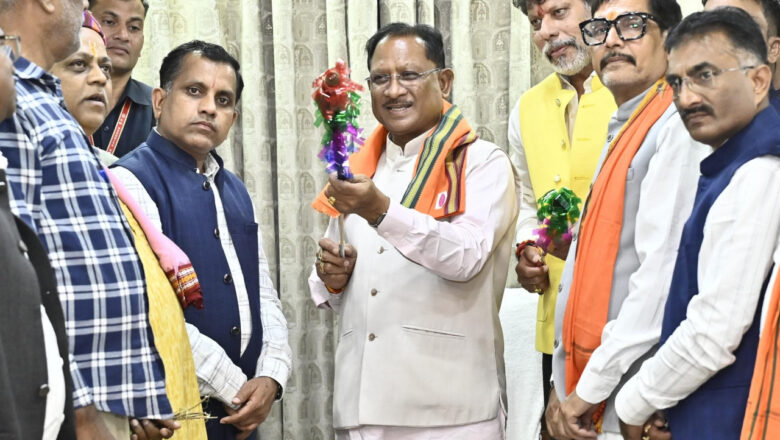 मुख्यमंत्री विष्णु देव साय को बस्तर के ऐतिहासिक ‘गोंचा महापर्व’ का आमंत्रण, ‘तुपकी’ भेंट कर किया गया सम्मान