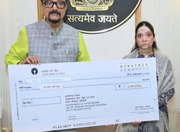 राज्यपाल डेका ने पहलगाम आतंकी हमले में जान गंवाने वाले स्वर्गीय श्री अग्रवाल के परिजनों को दी सहायता राशि