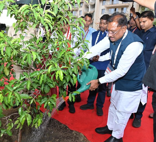 iim-raipur-parisar-me-podha-ropan-2025.jpg