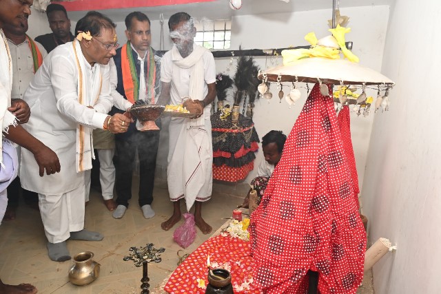 सुशासन तिहार के अंतर्गत बस्तर जिले के नारायणपाल पहुँचे मुख्यमंत्री विष्णु देव साय