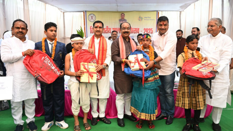 शाला प्रवेशोत्सव में शामिल हुए केन्द्रीय राज्य मंत्री श्री तोखन साहू और उप मुख्यमंत्री श्री अरुण साव