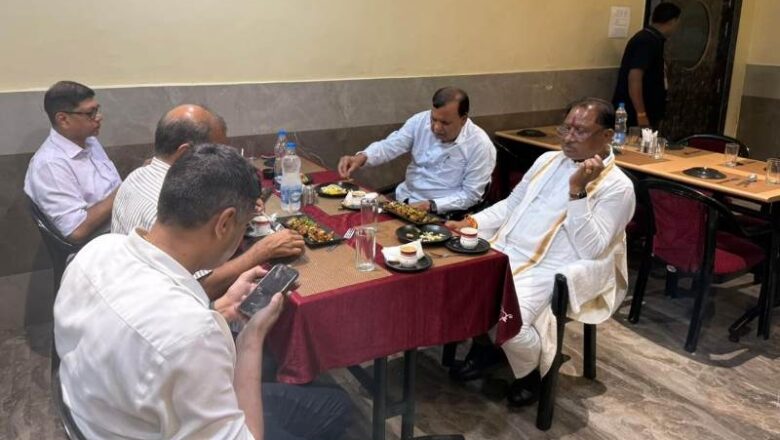 रायपुर : मुख्यमंत्री विष्णुदेव साय ने सिमगा में ढाबा में किया भोजन, स्थानीय लोगों से की आत्मीय बातचीत
