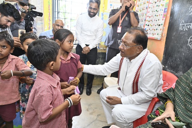 रायपुर : सुशासन तिहार के दौरे पर मुख्यमंत्री अचानक पहुंचे मांदरी गांव के आँगनबाड़ी केंद्र