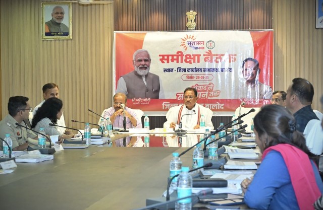 विकसित छत्तीसगढ़ की परिकल्पना साकार करने सभी अधिकारी निष्ठा एवं प्रतिबद्धता से करें कार्य: मुख्यमंत्री विष्णुदेव साय