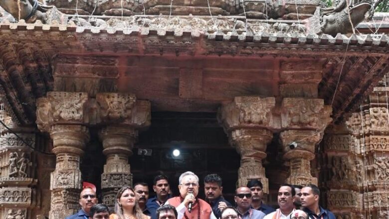 हर-हर महादेव से गूंज उठा भोरमदेव, मुख्यमंत्री साय ने हेलीकॉप्टर से पुष्पवर्षा कर हजारों कांवड़ियों का किया भव्य स्वागत