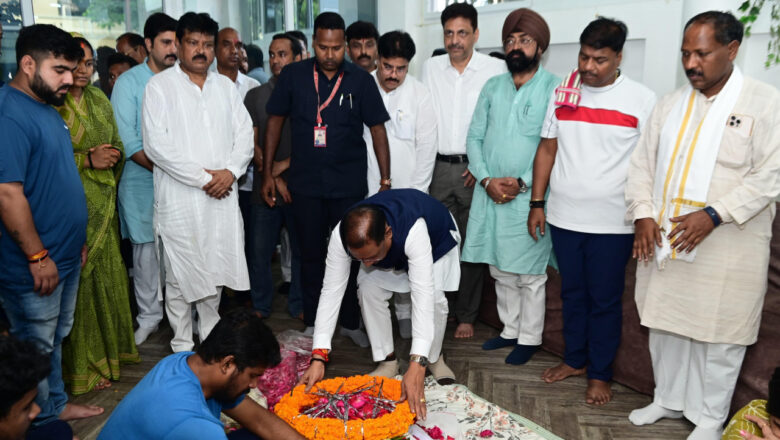 मुख्यमंत्री विष्णु देव साय ने स्वर्गीय निखिल कश्यप को दी श्रद्धांजलि, शोक संतप्त परिजनों से की मुलाकात