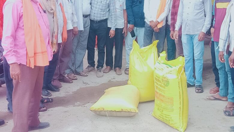 सहकारी समितियों के माध्यम से खाद और बीज की पर्याप्त आपूर्ति