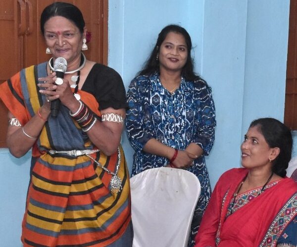 हाईवा जैसी भारी वाहनों को आसानी से ऑपरेट करती है जेसीबी दीदी