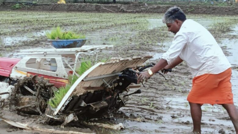 विशेष लेख : खेती में तकनीकी नवाचार से समृद्धि की ओर बढ़ते नवागढ़ के किसान – संतोष साहू बन रहे प्रेरणा स्रोत