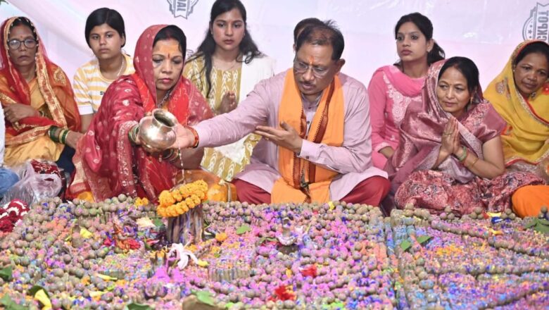 मुख्यमंत्री साय ने श्री फलेश्वरनाथ महादेव मंदिर में पूजा अर्चना कर प्रदेशवासियों की सुख समृद्धि और खुशहाली की मंगलकामना की
