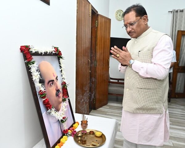 रायपुर : मुख्यमंत्री विष्णु देव साय ने डॉ. श्यामा प्रसाद मुखर्जी की जयंती पर उन्हें नमन किया