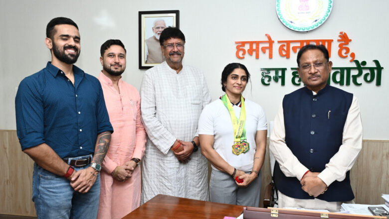 मुख्यमंत्री से एशियन अफ्रीकन पैसिफिक पावरलिफ्टिंग चैंपियनशिप की स्वर्ण पदक विजेता सुश्री नमी राय पारेख ने की मुलाकात