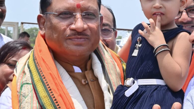 नन्ही सृष्टि को गोद में उठाकर मुख्यमंत्री श्री विष्णु देव साय ने रच दिया अपनत्व और स्नेह का अविस्मरणीय पल