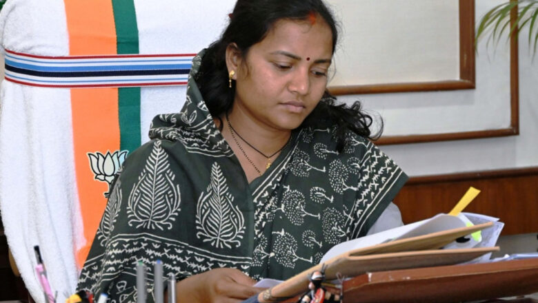 कैबिनेट मंत्री श्रीमती लक्ष्मी राजवाड़े की मानवीय पहल, दुर्घटना पीड़ित की मदद के लिए रुका मंत्री का काफिला