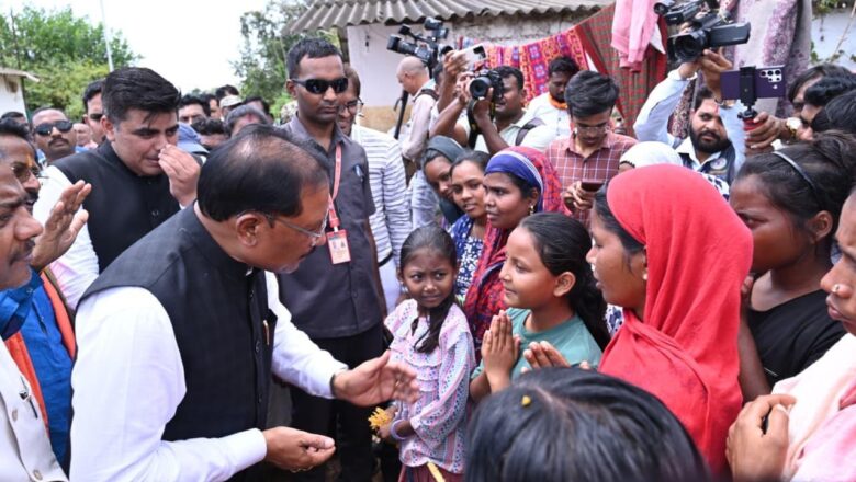 बाढ़ प्रभावितों का हाल जानने उनके बीच पहुँचे मुख्यमंत्री श्री साय: अधिकारियों को राहत एवं पुनर्वास कार्यों में तेजी लाने के निर्देश