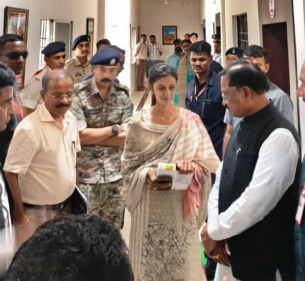 बाढ़ में बही पुस्तकें, टेबलेट भी हुआ खराब, पर नहीं रुकेगी पूनम की प्रतियोगी परीक्षा की तैयारी