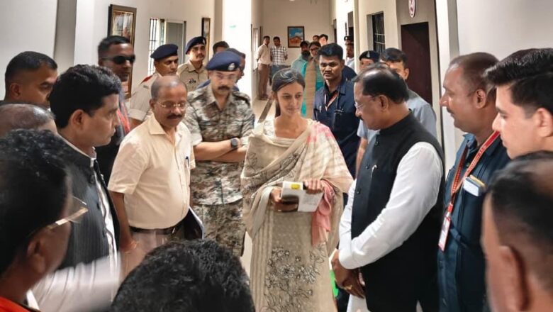 बाढ़ में बही पुस्तकें, टेबलेट भी हुआ खराब, पर नहीं रुकेगी पूनम की प्रतियोगी परीक्षा की तैयारी