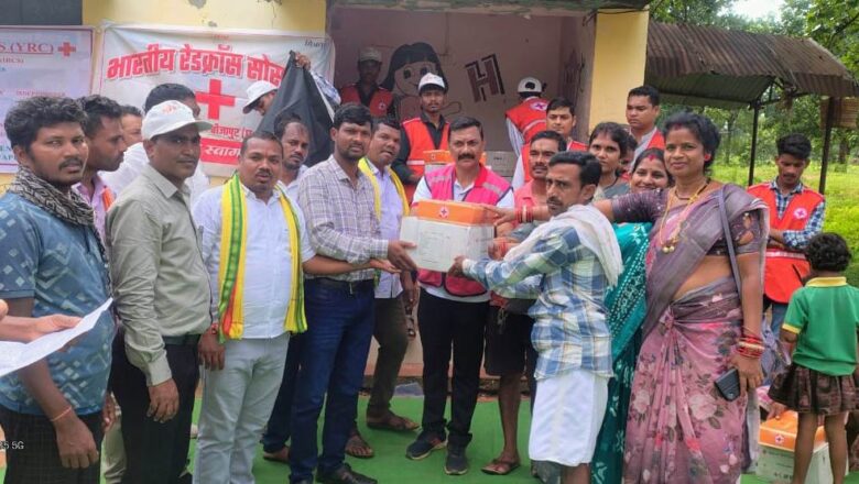 बाढ़ प्रभावित परिवारों को रेडक्रॉस सोसायटी द्वारा किचन सेट एवं हाईजीन किट का वितरण