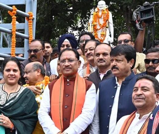 मुख्यमंत्री श्री विष्णुदेव साय ने राष्ट्रपिता महात्मा गांधी और पूर्व प्रधानमंत्री श्री लाल बहादुर शास्त्री की प्रतिमा पर किया माल्यार्पण