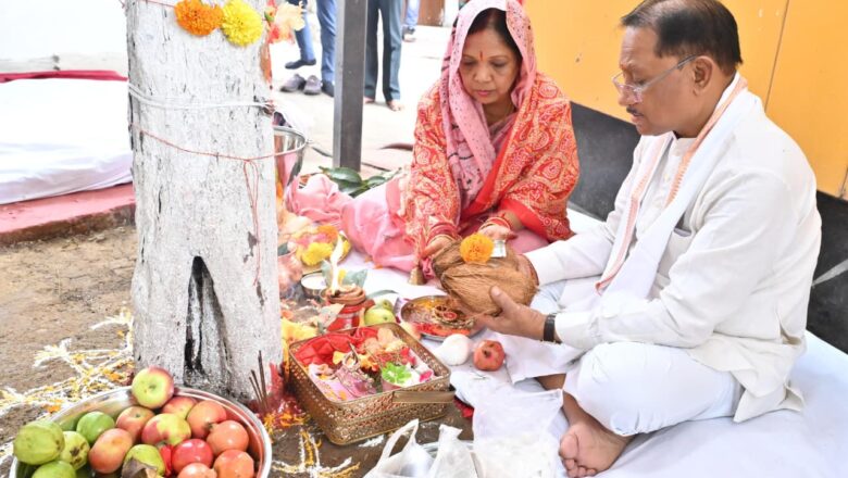 आंवला नवमी पर मुख्यमंत्री ने आंवला वृक्ष की पूजा कर प्रदेशवासियों के सुख-समृद्धि की कामना की