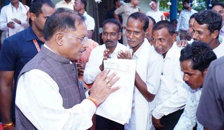 मुख्यमंत्री साय को दीपपर्व की शुभकामनाएं देने बगिया में लगा रहा तांता, मुख्यमंत्री ने बगिया में सुनी आम जनता की समस्याएं