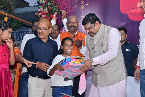 शिक्षा मंत्री गजेन्द्र यादव ने बच्चों संग “विष्णु के दिया” कार्यक्रम में मनाई दीपावली — शिक्षा, संस्कृति और आनंद का संगम