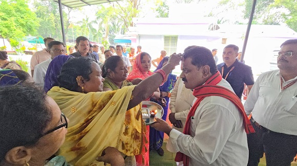 प्रदेश में पहली बार दीपावली पर उपमुख्यमंत्री श्री विजय शर्मा ने किया स्वच्छता दीदियों व कमांडो के साथ जलपान एवं स्नेहिल सम्मान