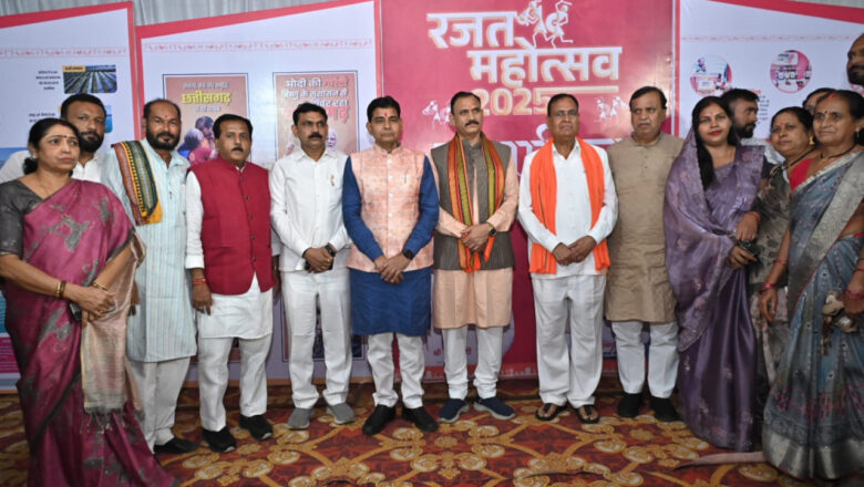 छायाचित्र प्रदर्शनी ने लोगों को किया आकृष्ट,कैबिनेट मंत्री सहित जनप्रतिनिधियों ने किया अवलोकन व खिंचवाई सामूहिक फोटो